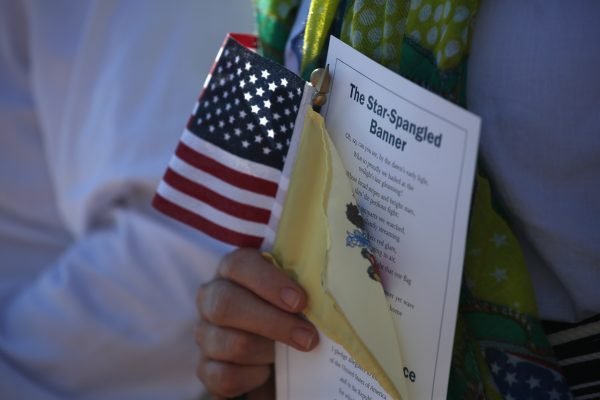 美入籍题库下月增至128题 含共产主义问题-2025 美国入籍考试练习 - 100/128题中英文对照模拟测试