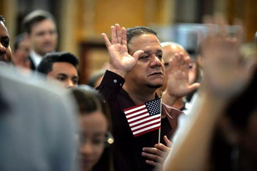 美国入籍考试后多久可以宣誓入籍?-2025 美国入籍考试练习 - 100/128题中英文对照模拟测试