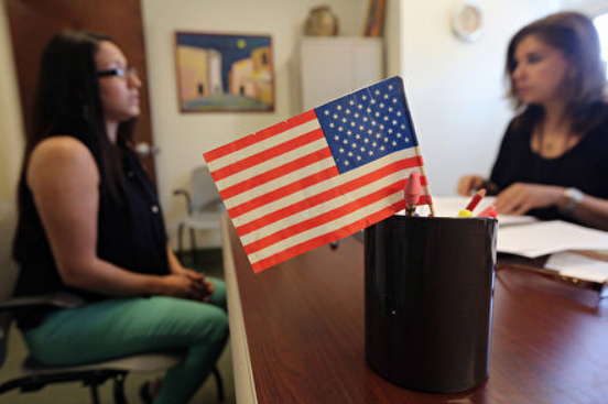 美国公民入籍考试难度提升，明年变革将要求更高英语能力-2025 美国入籍考试练习 - 100/128题中英文对照模拟测试