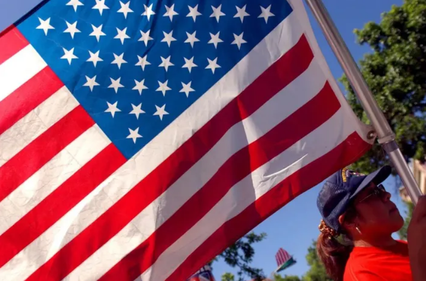 美国公民申请通过率达94%：积压案件大幅减少，新移民融入建议-2025 美国入籍考试练习 - 100/128题中英文对照模拟测试